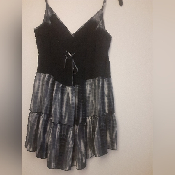 BCBGMaxAzria Elegant Black Top .Size XS - Picture 2 of 5
